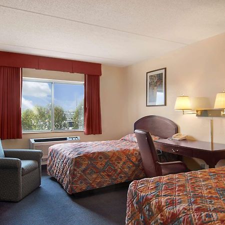 Super 8 By Wyndham Manchester Airport Δωμάτιο φωτογραφία